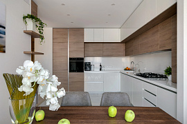 Кухня з поєднанням білого кольору та дерева (ЖК Кришталеві джерела) - комплексний підхід