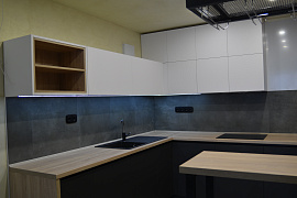 Темна кухня з акриловими фасадами Niemann - професійне виконання