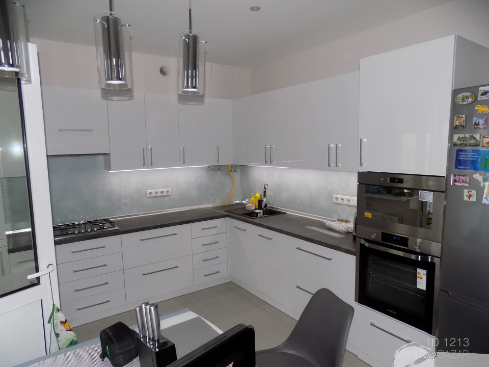 Кутова кухня з фарбованими глянцевими фасадами - замовити в Україні