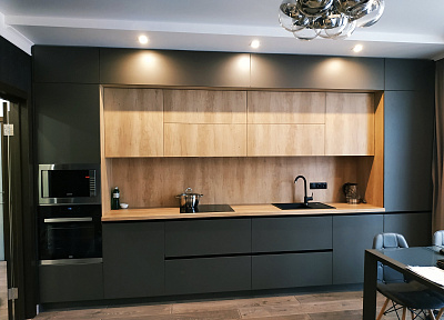 Кухня зі стильним поєднанням темно-сірого та дерева (Драгоманова, 2) | Кухня | Сергій Білоус