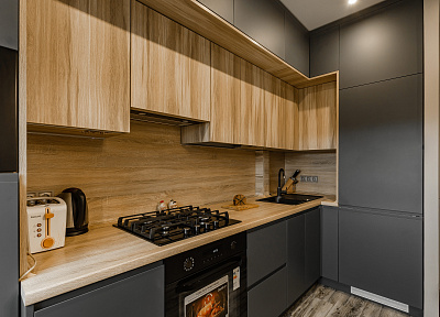 Кухня з фрезерованими ручками та фасадами під дерево, сучасний стиль | Кухня | Осадченко Юлія