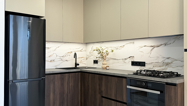 Кухня деревоподібна з сірими фасадами МДФ та стільницею Мармур | Кухня | ConsoleWood Меблі