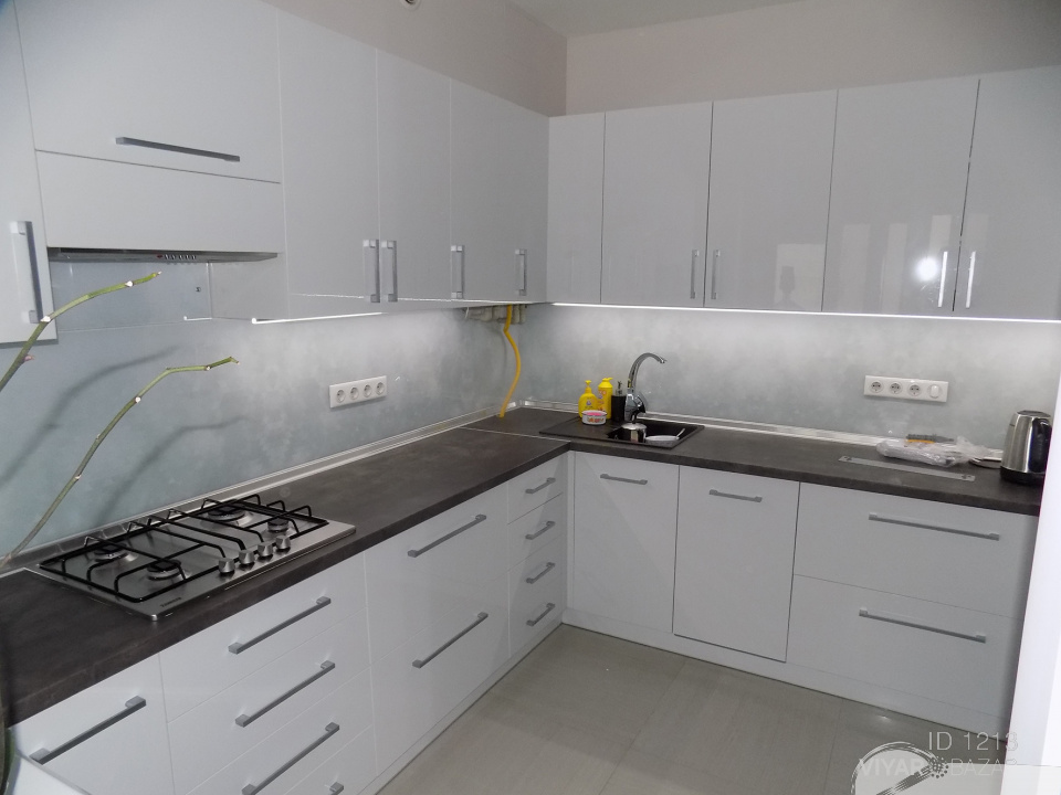 Кутова кухня з фарбованими глянцевими фасадами - на замовлення