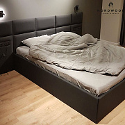 Кровать со стеновой панелью