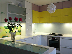 Кухня с фасадом МДФ в двух цветах.