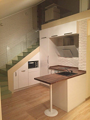 Кухня вбудована під сходи