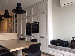 Кухня с деревянными крашенными фасадами