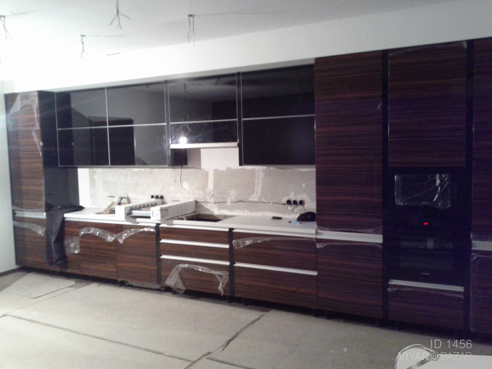 Кухня с акриловыми фасадами AGT и стеклом