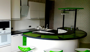 Біла кухня з акцентним зеленим кольором