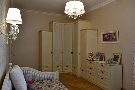 Шкаф в классическом стиле для спальни