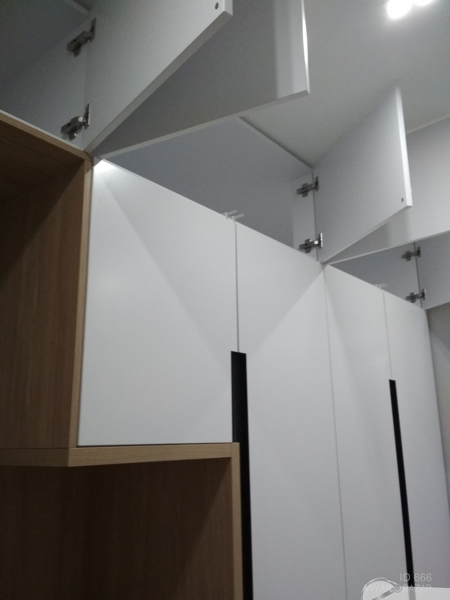 Сучасний дизайн шафи з використанням фурнітури BLUM 