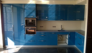 Кухня з синім фасадом