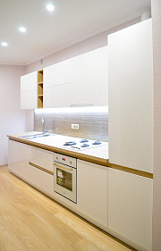Белая кухня с вставками под текстуру дерева