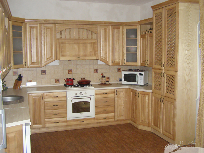 Кухня П-образная с фасадами из натурального дерева.