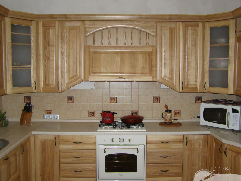 Кухня П-образная с фасадами из натурального дерева.