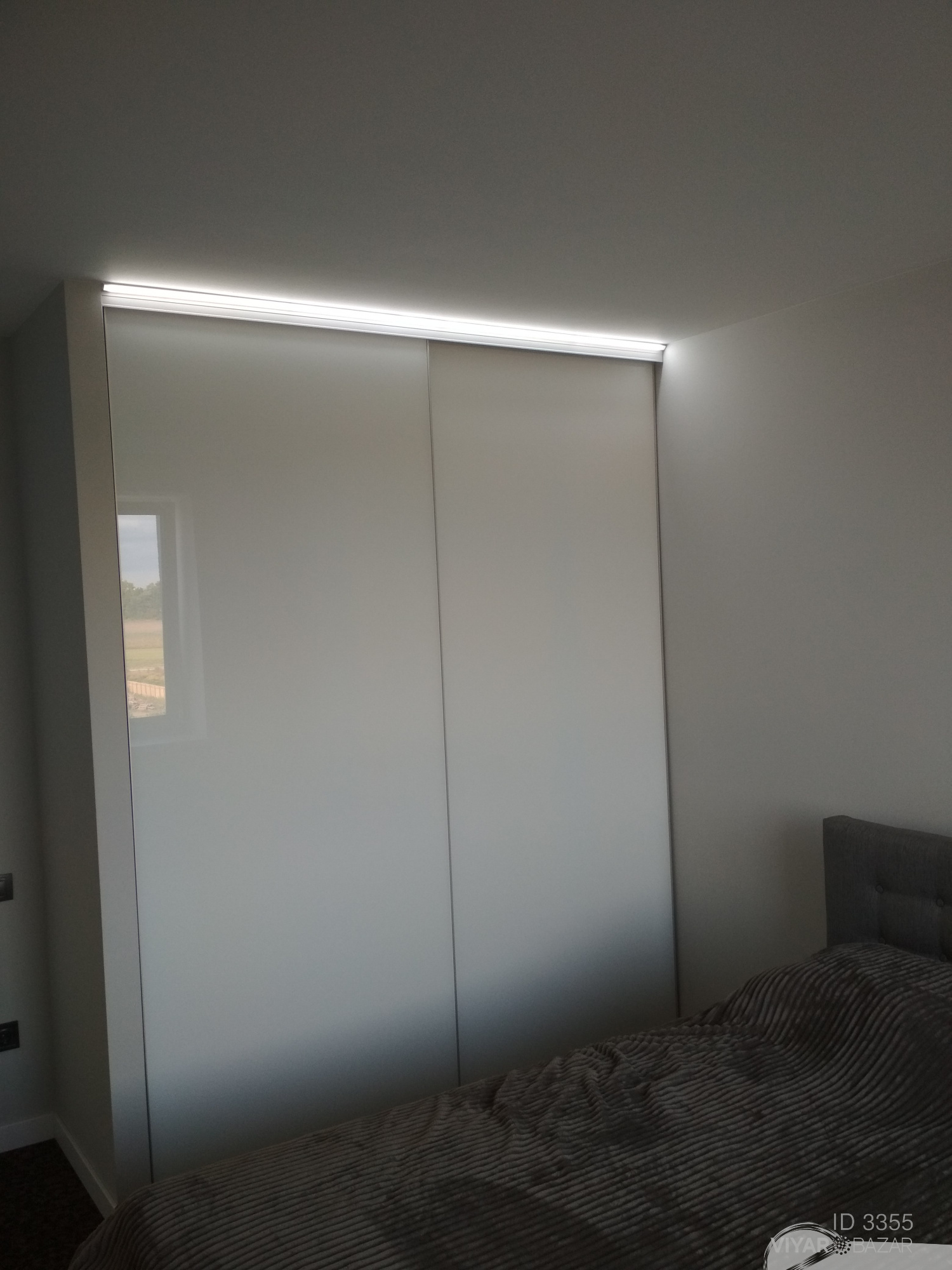 Встроенный шкаф-купе с LED подсветкой.