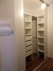 Маленька гардеробна кімната з розсувною системою
