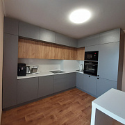 Кутова мінімалістична кухня сірого кольору