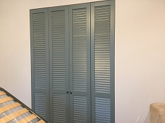 Встроенный распашной шкаф с фрезерованными крашенными МДФ фасадами