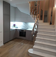 Кухня під сходами