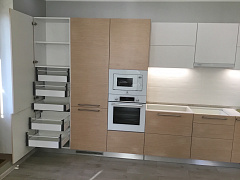 Кухня с фасадами покрытыми шпоном дуба наполнение Blum