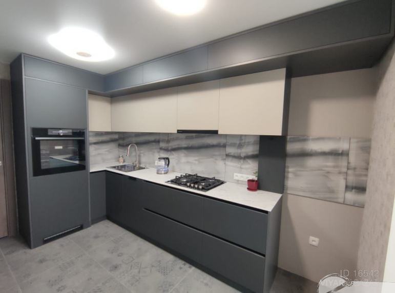 Кухня в сірих кольорах зі стільницею 9 мм - на замовлення
