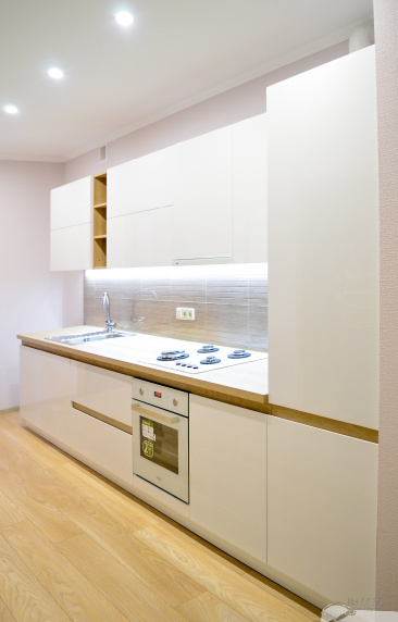 Белая кухня с вставками под текстуру дерева - на замовлення
