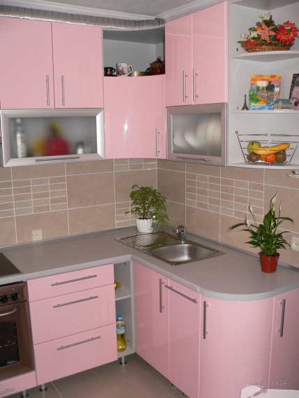 Кутова кухня рожевого кольору з радіусними фасадами - на замовлення
