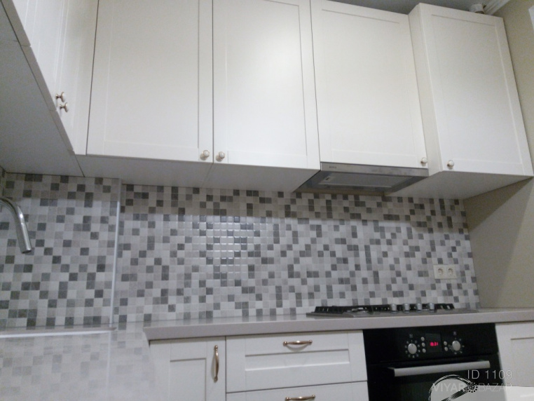 Біла кухня з фарбованими фасадами у ЖК "Казка" - на замовлення