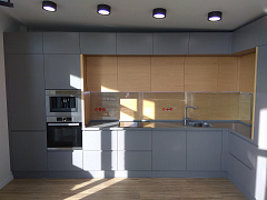 Угловая кухня под потолок с интегрированной ручкой и барной стойкой